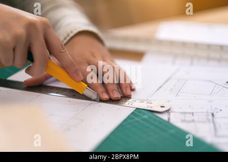 Ein Architekt arbeitet und die Papiere im Büro Stockfoto