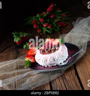 Licht Pavlova mit frischen Früchten und Schokolade Stockfoto