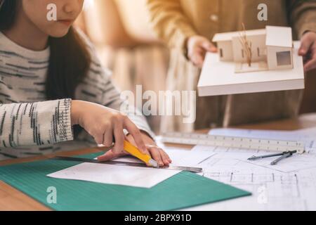 Ein Architekt arbeitet und die Papiere im Büro Stockfoto