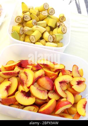Frisches Obst bereit, für ihre Gesundheit, Eis, Cocktails, Aperitifs, Desserts und Nachspeisen: Nektarine, Banane vorzubereiten Stockfoto