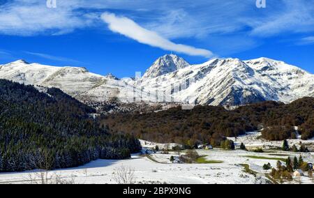 Ein Panorama der französischen Pyrenäen mit Pic du Midi de Bigorre im Hintergrund Stockfoto