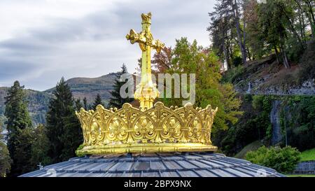 Ein Rosenkranz Basilika von Lourdes, Kuppelförmig - Frankreich. Kuppelförmig von Lourdes Rosenkranz-basilika, mit goldenen Menge und Kreuz Stockfoto