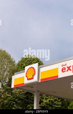 Eindhoven, Niederlande, 8. Mai 2020. Außenfassade von Royal Dutch Shell, dem niederländischen multinationalen in Eindhoven an einem sonnigen Tag mit grünen Bäumen i Stockfoto