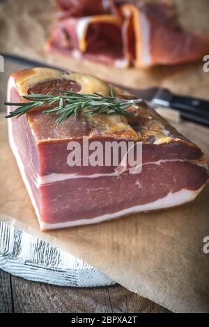 Schinken mit frischen Rosmarin auf das Holzbrett Stockfoto