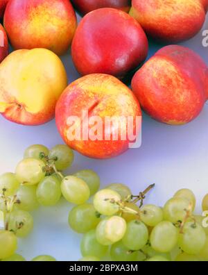 Frisches Obst bereit, für ihre Gesundheit, Eis, Cocktails, Aperitifs, Nachspeisen und Desserts vorzubereiten: Nektarine, Trauben Stockfoto