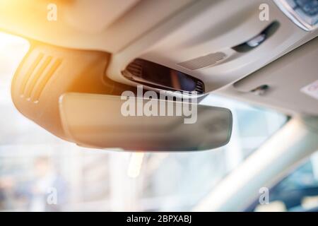 Rückspiegel Auto, Weichstellung. Weißes Interieur eines neuen modernen Autos. Stockfoto