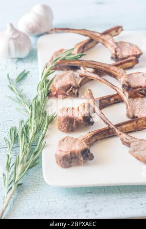 Gegrilltes Lamm Koteletts Rippe auf der Platte Stockfoto