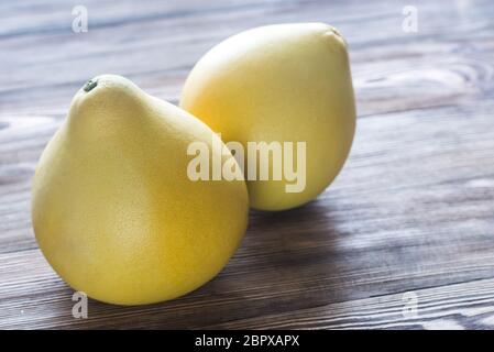 Zwei Grapefruits auf dem hölzernen Hintergrund Stockfoto