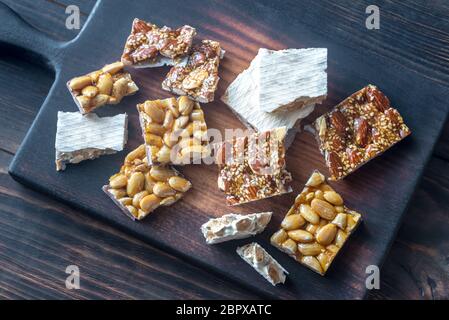 Scheiben turron auf das Holzbrett Stockfoto