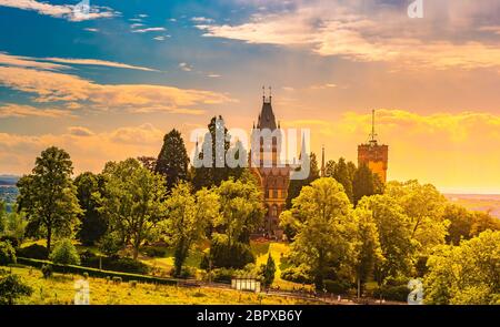 Schönen Sonnenuntergang Landschaft mit Schloss Drachenburg in Königswinter am Rhein in der Nähe der Stadt Bonn in Deutschland Stockfoto