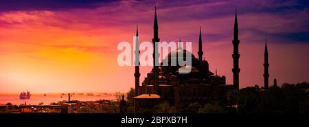 Silhouette der Blauen Moschee in glorius Sonnenuntergang, Istanbul, Sultanahmet Park. Die größte Moschee in Istanbul Sultan Ahmed Osmanischen Reich. Stockfoto