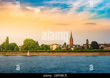 Stadtbild von Bonn und Rhein an einem hellen Tag, Deutschland Stockfoto