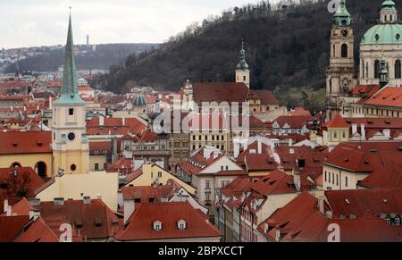 Blick von oben auf die rote Dächer der Skyline von Prag, Tschechische Republik. Luftaufnahme der Stadt Prag mit Terrakotta-Dachziegeln, Prag, Tschechien. Altstadtarchitektur mit Terrakotta-Dächern in Prag. Stockfoto