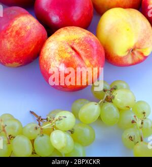 Frisches Obst bereit, für ihre Gesundheit, Eis, Cocktails, Aperitifs, Nachspeisen und Desserts vorzubereiten: Nektarine, Trauben Stockfoto