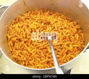 Italienische Pasta mit Ragout Soße mit Tomatensauce im grossen Topf Stockfoto