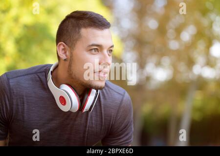 Junge latin Mann runner Zukunft denken laufen Jogging Sport Training Fitness Workout copyspace kopieren Platz im Freien suchen Stockfoto