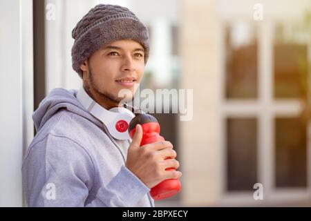 Sport Ausbildung junger Latin man Trinkwasser suchen Denken runner copyspace kopieren Platz im Freien Stockfoto