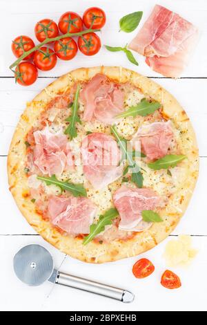 Schinken Pizza Prosciutto von oben Hochformat Backzutaten auf Holzbrett Holz Stockfoto