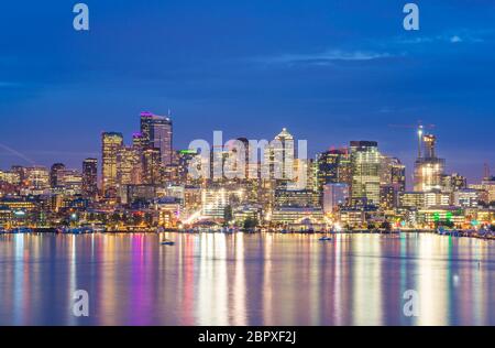 Landschaftlich schöne Aussicht auf Seattle Stadtbild in der Nacht mit Spiegelung des Wassers, Seattle, Washington, USA.. Stockfoto