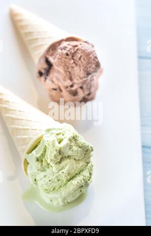 Zwei Kegel Mutter - aromatisiert Eis auf dem weißen Hintergrund Stockfoto