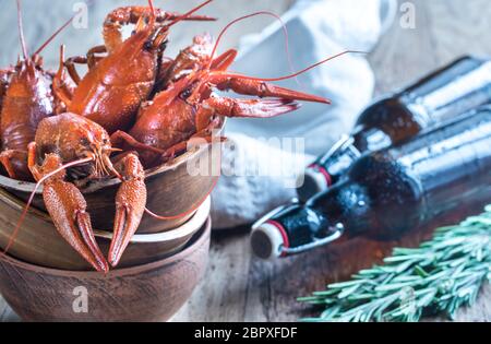 Schale gekochte Flusskrebse mit Flaschen Bier Stockfoto