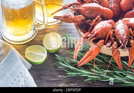 Schale gekochte Flusskrebse mit zwei Becher Bier Stockfoto