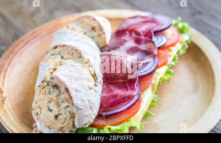 Sandwich mit Schinken, Käse und frischem Gemüse Stockfoto