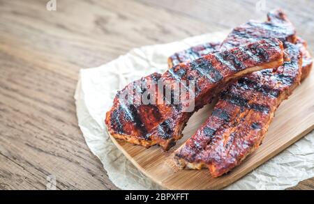 Gegrillte Schweinerippchen auf das Backpapier Stockfoto