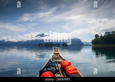Kanutour auf Cheow Lan Lake, Khao Sok Nationalpark, Thailand Stockfoto