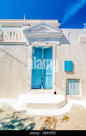 Typische blaue Tür in Emporio auf der Insel Santorini, Griechenland. Dramatische getönt Stockfoto