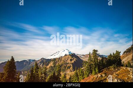 Szene des Mt. Baker vom Artist Point Wandergebiet, landschaftlich schöne Aussicht auf Mt. Baker Snoqualmie National Forest Park, Washington, USA. Stockfoto