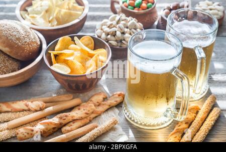 Zwei Gläser Bier mit Häppchen Stockfoto