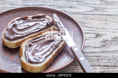 Scheiben Baguette mit Schokoladencreme Stockfoto