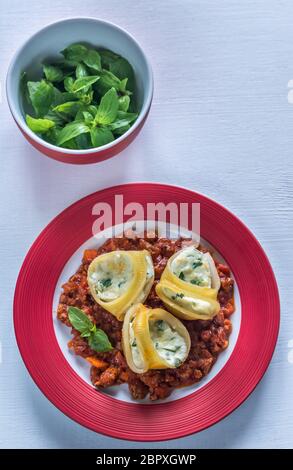 Lumaconi gefüllt mit Ricotta mit Bolognese-sauce Stockfoto