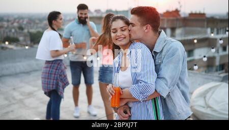 Glückliches Paar Getränken und Balkon. Stockfoto