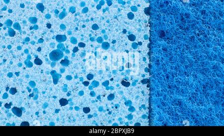 Hintergrund in Form einer porösen Struktur in blau. Makroschwamm. Nahaufnahme blauen Schwamm Oberfläche für strukturierten Hintergrund. Copy space Stockfoto