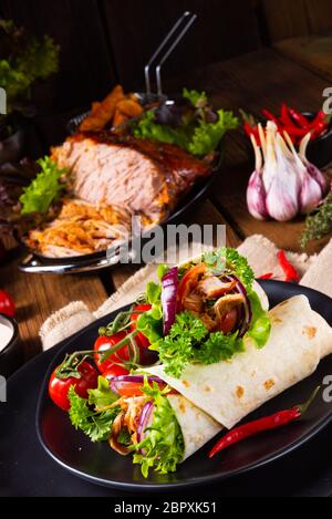 Leckere Wraps mit zog Schweinefleisch und Salat gefüllt Stockfoto