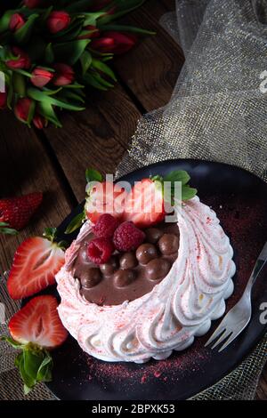 Licht Pavlova mit frischen Früchten und Schokolade Stockfoto