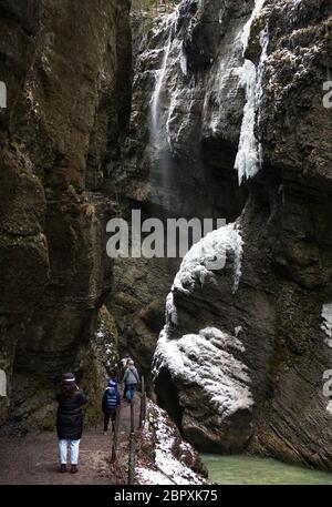 Schneebedeckte Eiszapfen in Partnachklamm, berühmtem Touristenziel. Partnachklamm in Garmisch-Partenkirchen, Bayern, Deutschland Stockfoto