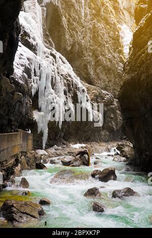 Schneebedeckte Eiszapfen in Partnachklamm, berühmtem Touristenziel. Partnachklamm in Garmisch-Partenkirchen, Bayern, Deutschland Stockfoto