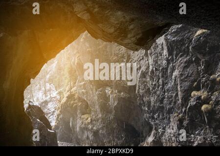 Schneebedeckte Eiszapfen in Partnachklamm, berühmtem Touristenziel. Partnachklamm in Garmisch-Partenkirchen, Bayern, Deutschland Stockfoto