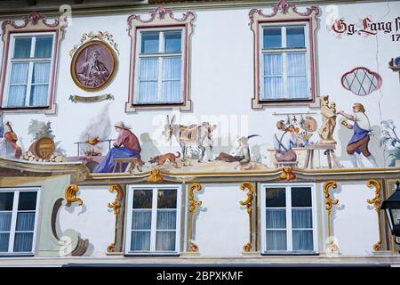 Oberammergau, Deutschland - 20. Februar 2020: Berühmtes malerisches Haus mit bemalten Fresken an der Fassade, der Lüftlmalerei Stockfoto