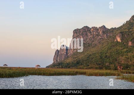 Hölzerne Brücke in Lotus See Sonnenuntergang pünktlich am Khao Sam Roi Yot National Park, Thailand Stockfoto