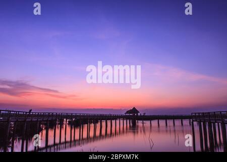 Hölzerne Brücke in Lotus See Sonnenuntergang pünktlich am Khao Sam Roi Yot National Park, Thailand Stockfoto