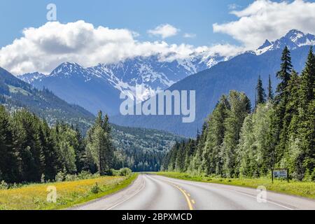 Landschaftlich reizvolle Straßenlandschaft in British Columbia, Kanada Stockfoto