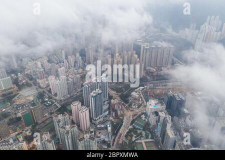 Diamond Hill, Hong Kong: 21. Februar 2019: Hong Kong City aus der Luft mit Wolke Stockfoto