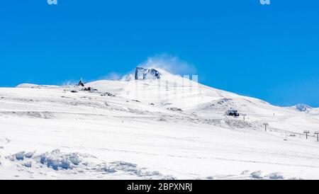 Schneebedeckter Berg. Veleta Gipfel in Sierra Nevada. Stockfoto