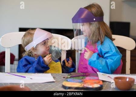 Kinder tragen Visiere während der Covid 19 Pandemie 2020 Stockfoto