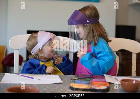 Kinder tragen Visiere während der Covid 19 Pandemie 2020 Stockfoto