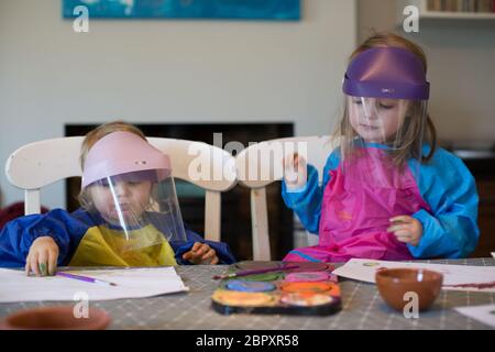 Kinder tragen Visiere während der Covid 19 Pandemie 2020 Stockfoto